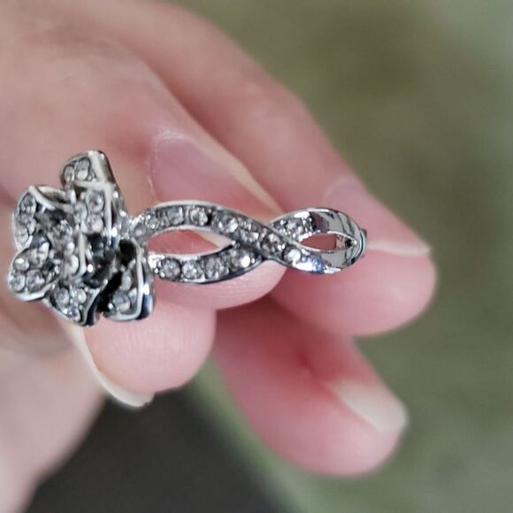 Gorgeous CZ Flower Ring- Sparkly & Stunning! Sz 9 - Picture 4 of 8